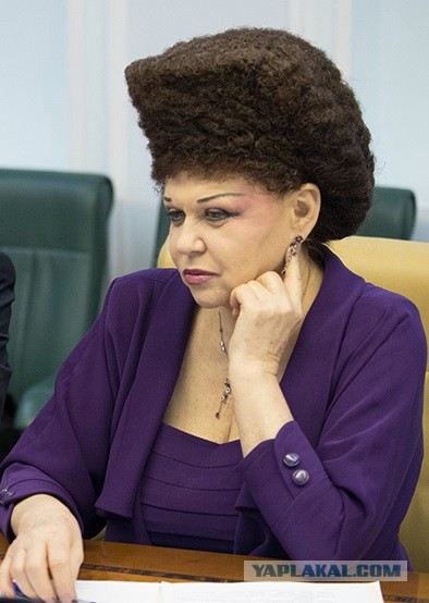 Зачем полные женщины делают маникюр?