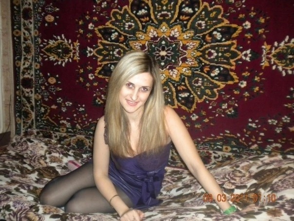 И хоть не юные уже, они ещё романтики в душе