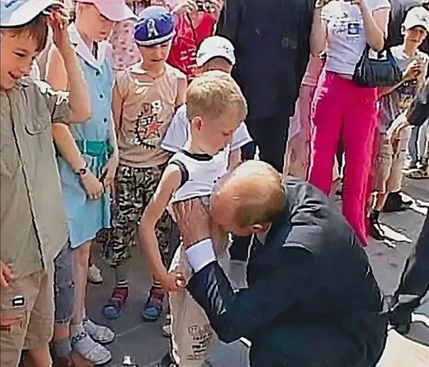 Детям участников СВО организовали экскурсию в конюшню Путина