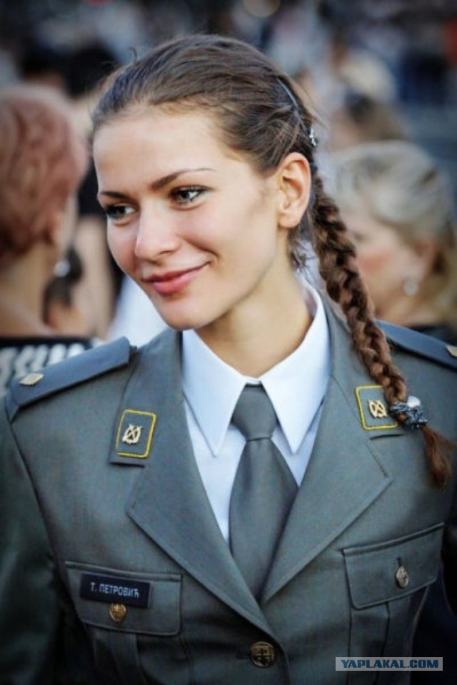 Сербские девушки в униформе