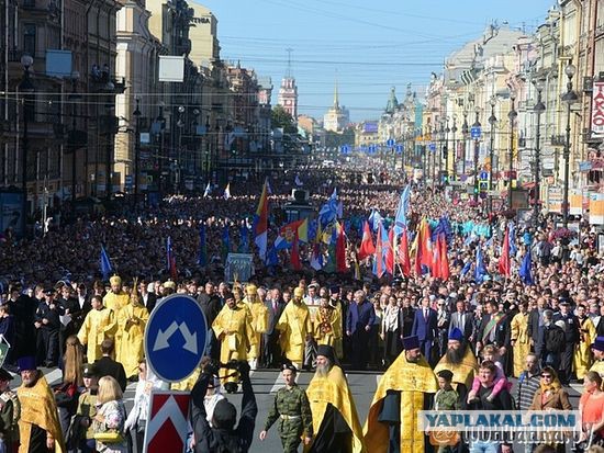 Исаакий взяли в кольцо, противники передачи РПЦ