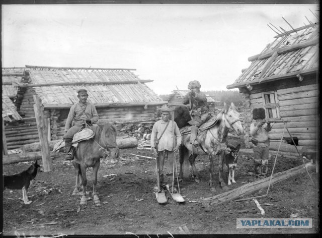 Несколько старых фото и люди на них.