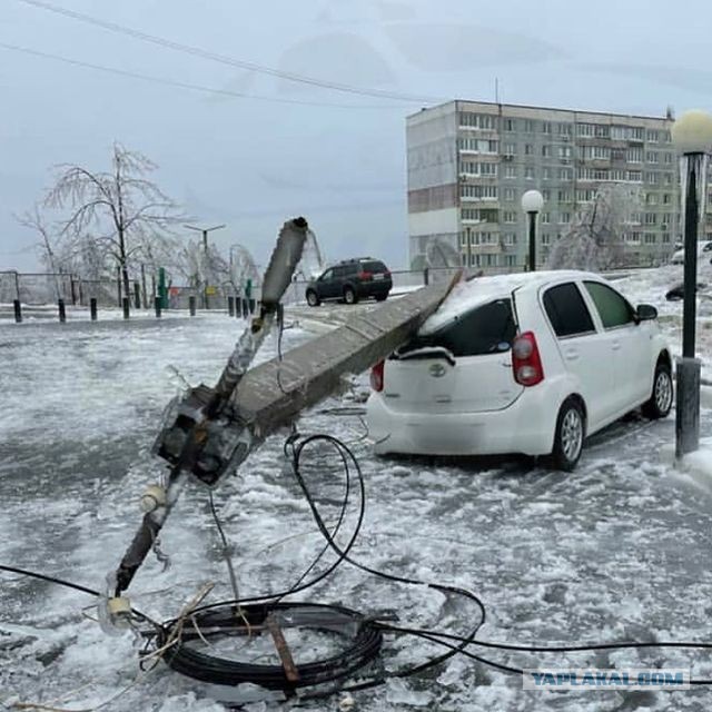 Во Владивостоке на автомобиль Nissan X-Trail, стоящий возле дома на Нейбута, 34, упала бетонная плита