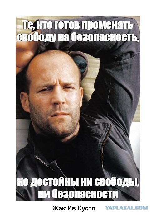 Субботнее утро в Австралии - люди отдыхают в парке, некоторые носом в асфальт