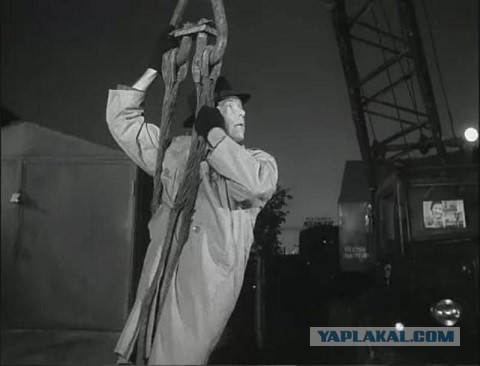 Да ничего особенного, просто чувак меняет лампочку