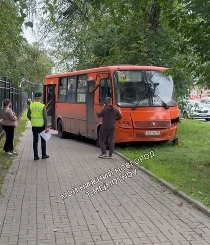Автобус снёс остановку  в Нижнем Новгороде