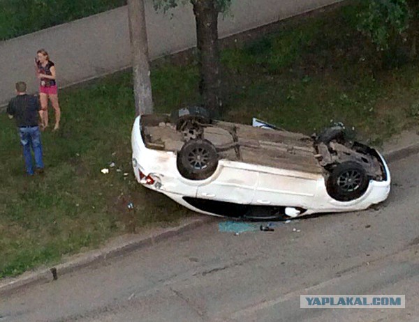 В Рязани 16-летняя девушка на «Фольксвагене» врезалась в столб