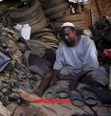 Обул всю деревню, разбогател и стал завидным женихом: африканский парень построил бизнес на старых шинах