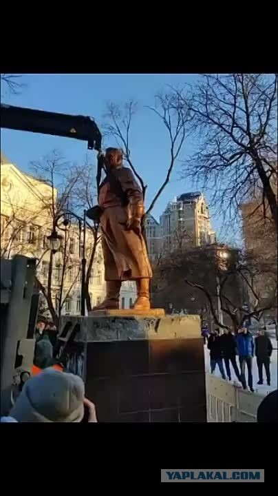В Киеве снесли памятник Ватутину