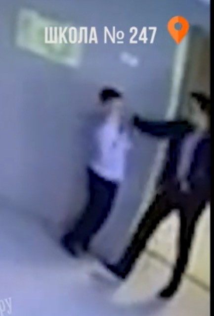 Петербургский школьник хотел напугать одноклассников, но случайно нарвался на кулак учителя и лишился молочных зубов