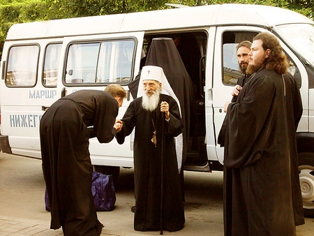 Автопарк патриарха Кирилла едет на родину