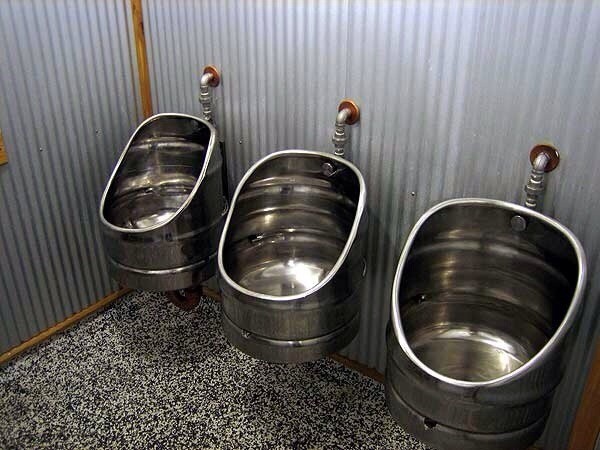 Парни попросили налить 3 литра пива и, пока продавец отвернулась, эта компашка украла два бочонка с 50 литрами пива в каждом!
