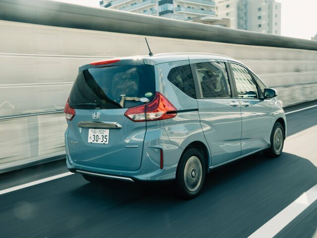 В России начали продавать Honda Freed. Базовая версия стоит менее 1 млн рублей