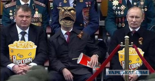 Главнокомандующий принимает парад сидя