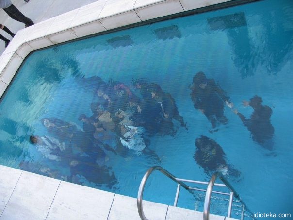 23 бассейна людей, измученных жарой