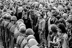 25 лет назад в Тушино прошел легендарный фестиваль "Монстры Рока"	(6 фото)
