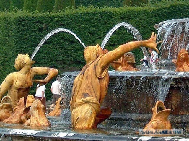 Дамочка искупалась в фонтане..