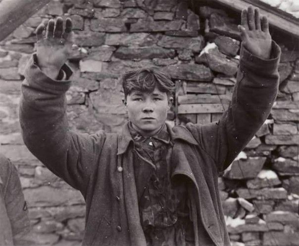 Злые Иваны поймали юного немца. 1945 г.