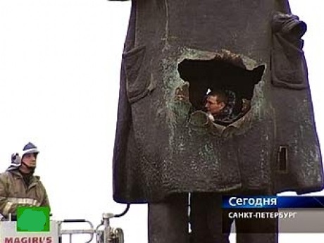 Памятник ленину у финляндского вокзала взорвали