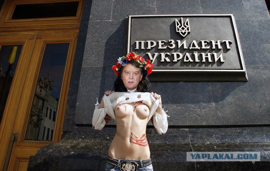 Сиськи против мигалок (18+)