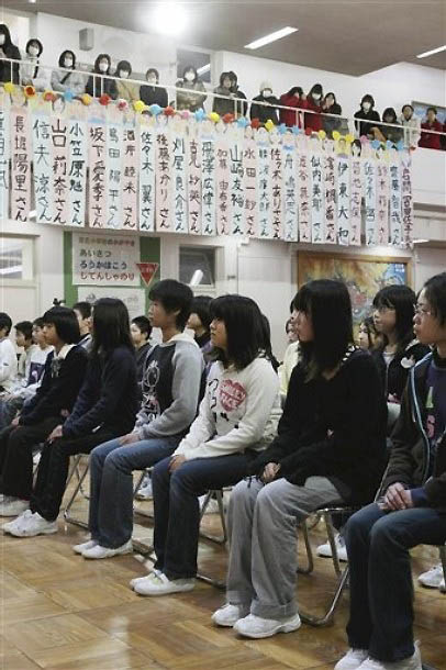 Школьники Японии получили аттестаты