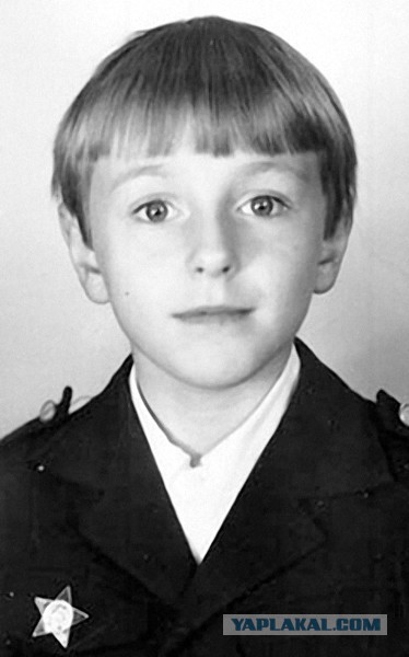 Знаменитости в детстве. Фото из домашних архивов