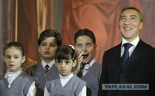 Чем занимается мальчик рядом с Президентом РФ?