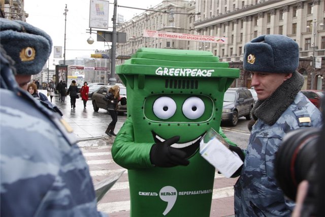 Доблестная милиция и Greenpeace (3 фото)