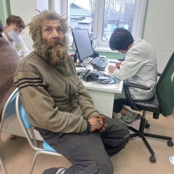 Отшельник из Бурятии, 25 лет проживший в землянке, вышел к людям. Он сильно постарел и больше не может жить сам по себе
