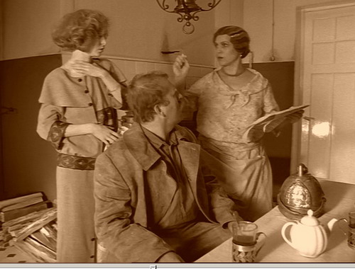 Земля и другие планеты не вращаются вокруг Солнца