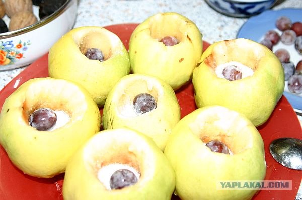 Айва с орехами и медом.