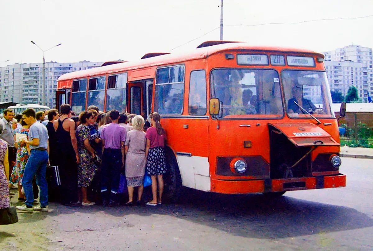 Советский общественный транспорт. ЛИАЗ 677 скотовоз. ЛИАЗ 677 СССР. Переполненный ЛИАЗ 677. ЛИАЗ 677 битком.