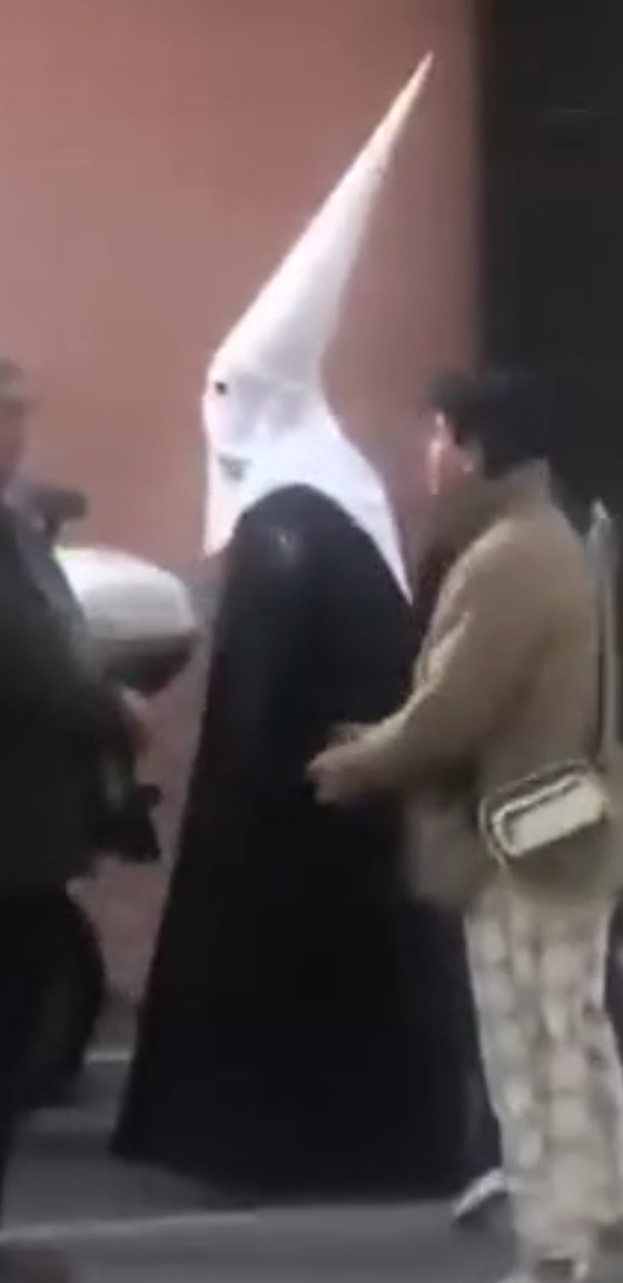 Полиция в Испании задержала чернокожих тожеиспанцев, которые с ножами напали на пасхальное шествие