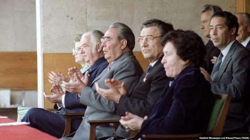 Лидер республиканцев в сенате США 81-летний Митч Макконнелл прилюдно завис, отвечая на вопрос о своём переизбрании
