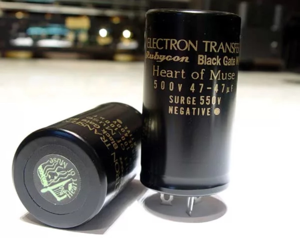 конденсаторы блэк гейн. Black gate wkz. Rubycon black gate. блэк гейт. конденсатор черный с золотым.