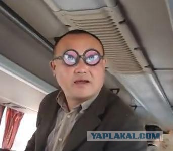 Москвичи встречают марш мира флагами ДНР И ЛНР