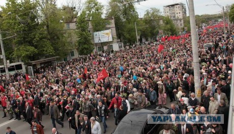 В Кишиневе танк Т-34 увезли с постамента