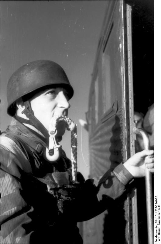 Военные каски разных стран времен Второй Мировой Войны и немного ранее