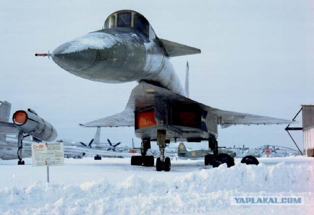 31 декабря 1968 года совершил первый в мире полет сверхзвуковой пассажирский самолет Ту-144