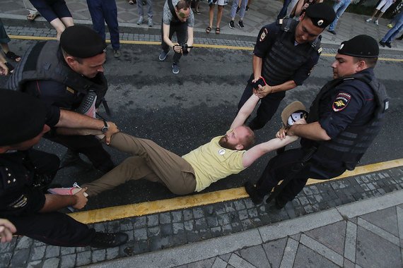 Уже более 200 человек задержали на шествии в поддержку Ивана Голунова на Чистопрудном и Цветном бульварах в Москве