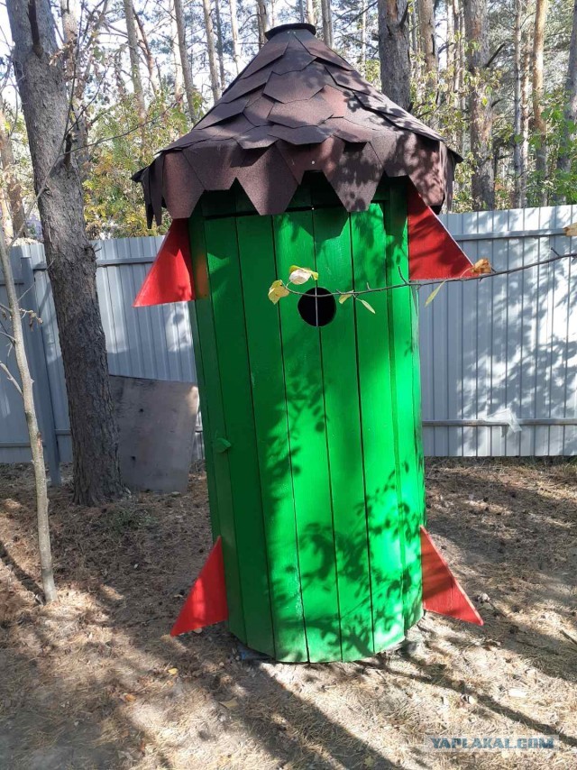 Зеленый дачный туалет