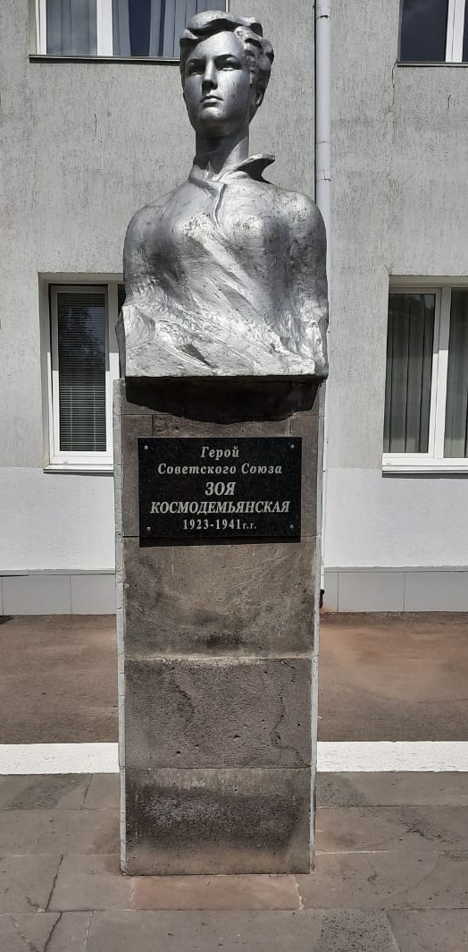 29 ноября 1941 года на эшафот в подмосковной деревне Петрищево ступила Зоя Космодемьянская