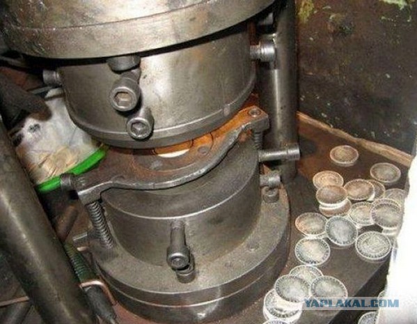 вот алкаш с трясущимися руками продал.