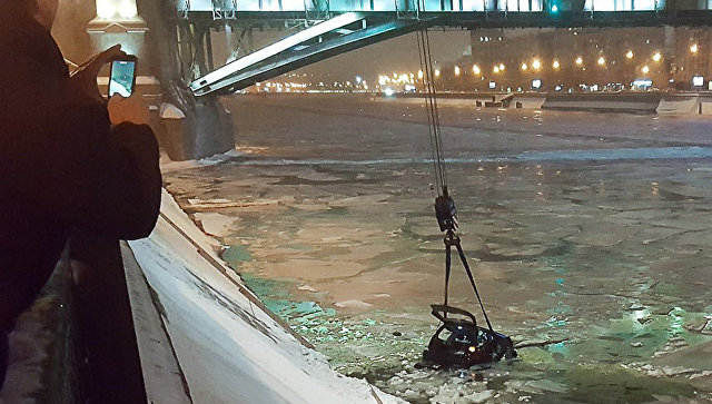 Инспектор ДПС и очевидец прыгнули в Москву-реку и спасли девушку из тонущей машины, разбив стекло льдиной