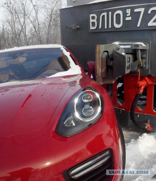 В Тольятти поезд протаранил элитный Porsche Panamera