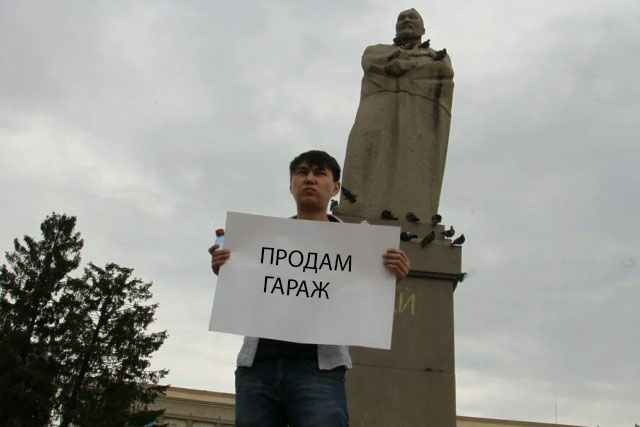 Житель Уральска вышел на площадь с пустым плакатом — его задержала полиция