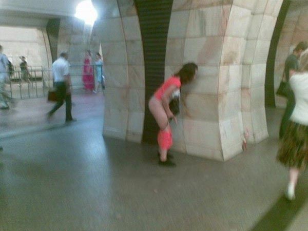 Девушка без комплексов в метро