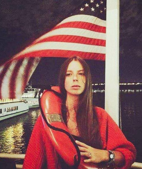 Телеведущая Екатерина Стриженова упала прямо в студии программы “Время покажет”