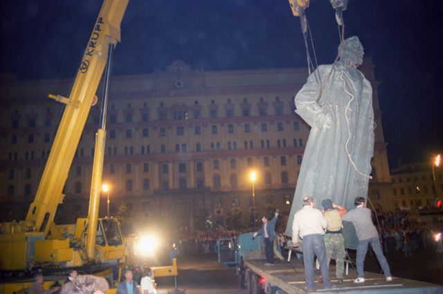В Талдыкоргане сносят памятник елбасы Назарбаеву