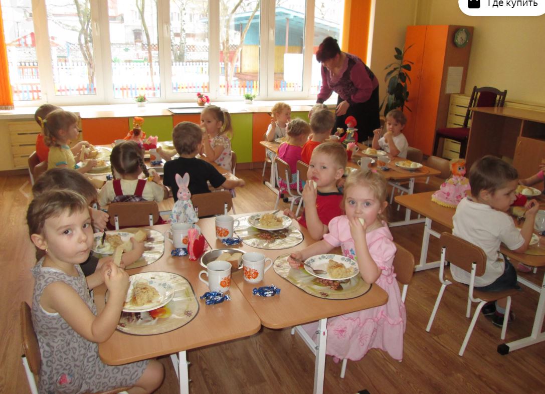 обед в детском саду. няня в детском саду. нянечка в детский сад. обед детей в детском саду. обед воспитателя в детском саду.